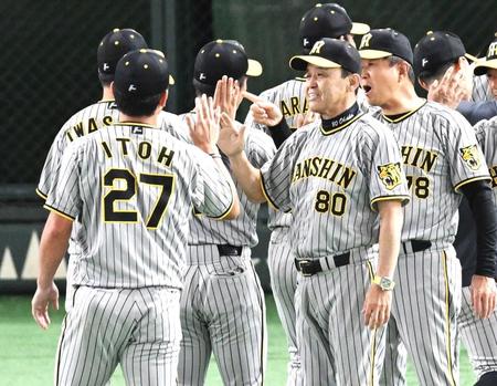 　好投の伊藤将（左）らナインを笑顔で迎える岡田監督