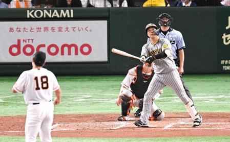 　４回、菅野から先制１０号ソロを放つ大山（撮影・金田祐二）
