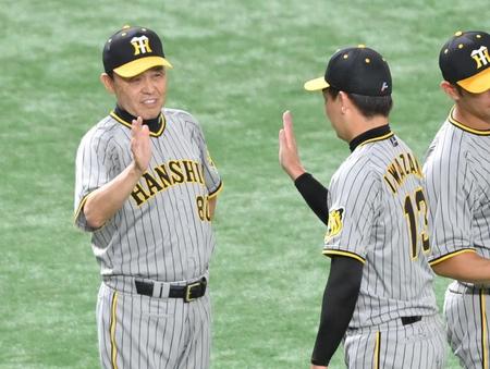 　巨人と引き分け、岩崎（右）を迎える岡田監督（撮影・西岡正）