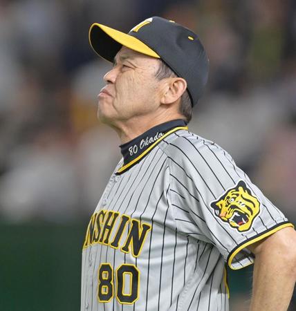 　引き分け試合に終わり険しい表情を見せてグラウンドへ出てくる岡田監督（撮影・立川洋一郎）