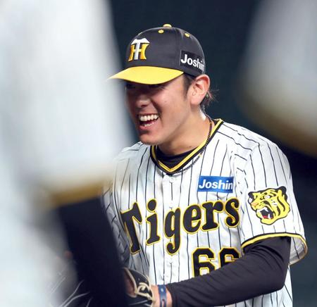 　７回、小川は無失点に抑え笑顔を見せベンチに戻る（撮影・山口登）