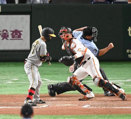 　１２回、中野が見逃し三振に倒れ勝利がなくなる（撮影・金田祐二）