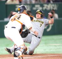 　９回、岡本和の失策で一気に生還する二走のノイジー（撮影・吉澤敬太）