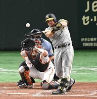 　９回、適時二塁打を放つノイジー