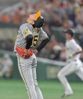 　４回、秋広に同点ソロを浴び天を仰ぐ才木（撮影・立川洋一郎）