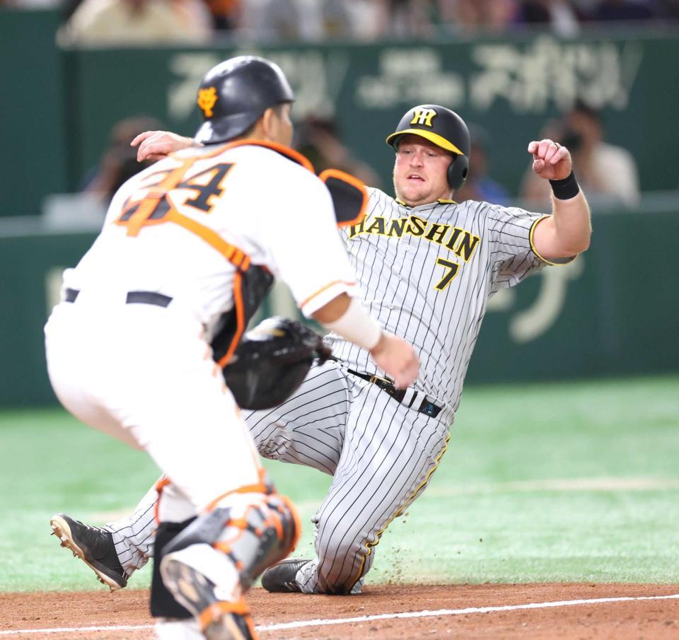 　９回、岡本和の失策で一気に生還する二走のノイジー（撮影・吉澤敬太）