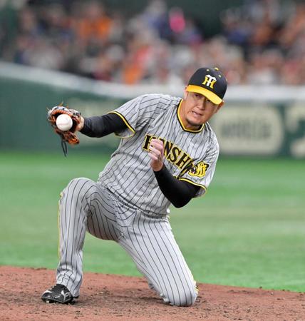 　９回、長野の打球に素早く反応する岩貞（撮影・立川洋一郎）