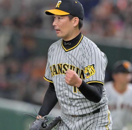 　１２回、代打・中田を空振り三振に仕留めてガッツポーズを見せる岩崎