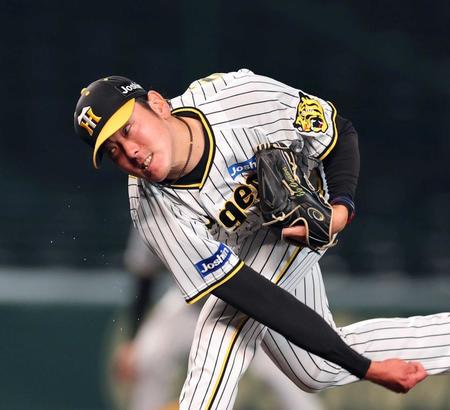 　７回、力投する小川（撮影・山口登）