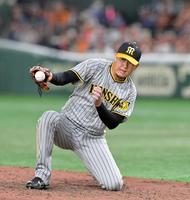 　９回、長野の打球に素早く反応する岩貞（撮影・立川洋一郎）