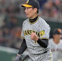 　１２回、代打・中田を空振り三振に仕留めてガッツポーズを見せる岩崎