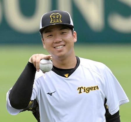 　キャッチボールの合間に笑顔を見せる村上