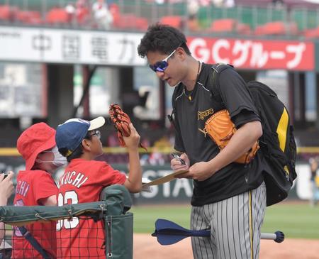 　試合前、カープファンの子どもたちにサインする大竹（撮影・高部洋祐）