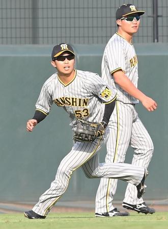 　試合前、センターのポジションでシートノックを受ける島田（左）＝撮影・高部洋祐
