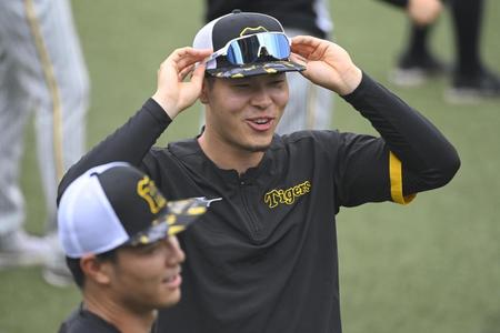 　明るい表情を見せる佐藤輝