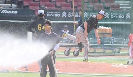 　マウンドの感触を確認する大竹（右）＝撮影・飯室逸平