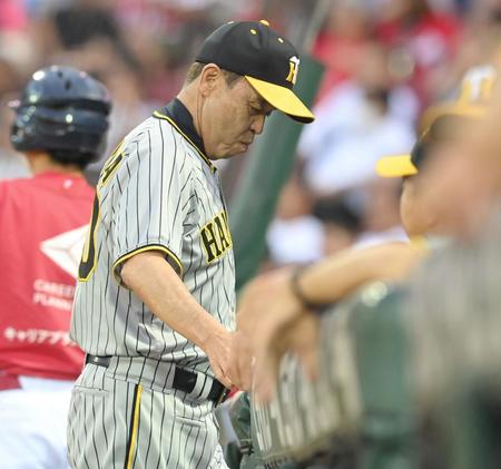 　４回表終了後、西勇の交代を告げベンチに戻る岡田監督（撮影・高部洋祐）