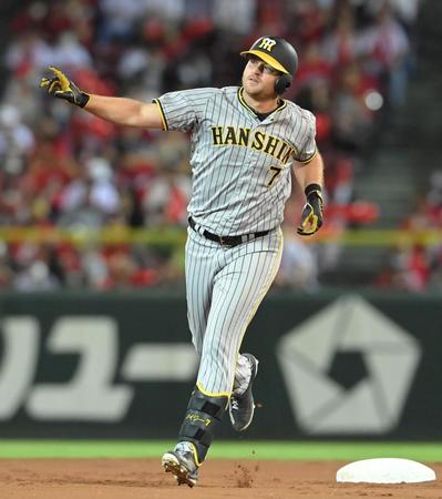 　７回、ソロを放ちダイヤモンドをまわるノイジー（撮影・高部洋祐）