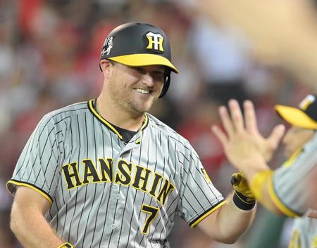 　７回、ソロを放ち、笑顔でナインとタッチを交わすノイジー（撮影・高部洋祐）