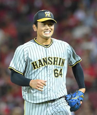 　８回を投げ終え、笑顔でベンチに戻る岡留（撮影・高部洋祐）