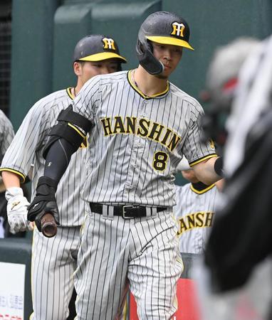 　２回に３ランを放ち、ナインとタッチする佐藤輝