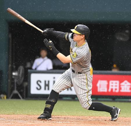 　２回、右越え３ランを放つ佐藤輝