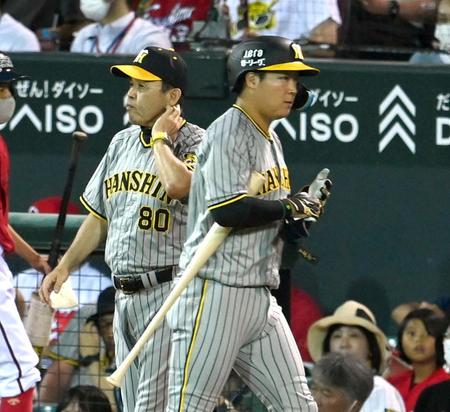 　６回、選手交代を告げるためベンチを出る岡田監督（左）＝撮影・飯室逸平