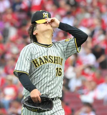 　２回を投げ終え、悔しそうにベンチに戻る西勇（撮影・高部洋祐）