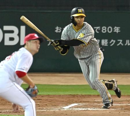 　７回、中前打を放つ島田（撮影・飯室逸平）