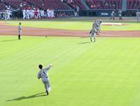 　シートノックでセンターの守備につく森下（１）＝撮影・飯室逸平