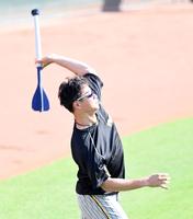 　登板へ向け調整する大竹（撮影・飯室逸平）