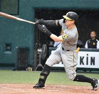 　２回、右越え３ランを放った佐藤輝