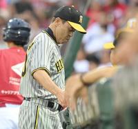 　４回表終了後、西勇の交代を告げベンチに戻る岡田監督（撮影・高部洋祐）