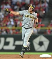 　７回、ソロを放ちダイヤモンドをまわるノイジー（撮影・高部洋祐）