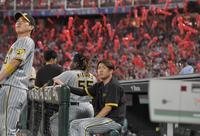 　７回、カープファンが飛ばすジェット風船を見つめる西勇（中央）と木浪（撮影・高部洋祐）