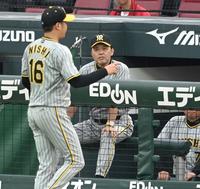 　ベンチで厳しい表情の岡田監督（撮影・飯室逸平）