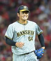 　８回を投げ終え、笑顔でベンチに戻る岡留（撮影・高部洋祐）