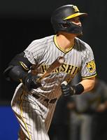 　７回、右越え三塁打を放つ佐藤輝