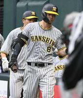 　２回に３ランを放ち、ナインとタッチする佐藤輝