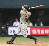 　１回、先制の適時二塁打を放つ佐藤輝