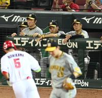 　７回、西川（５）の３ランにベンチで険しい表情の岡田監督（撮影・飯室逸平）