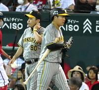 　６回、選手交代を告げるためベンチを出る岡田監督（左）＝撮影・飯室逸平