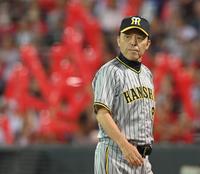 　７回、カープファンがジェット風船を掲げる中、選手交代を告げベンチに戻る岡田監督（撮影・高部洋祐）