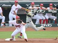 　１回、内野安打で出塁する中野（撮影・飯室逸平）