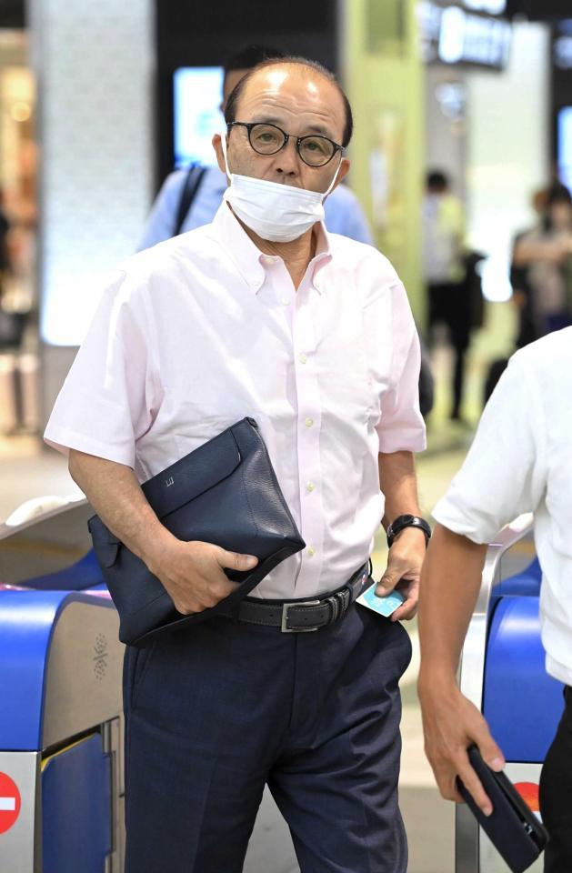 　広島入りする岡田監督