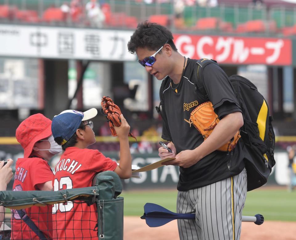 　試合前、カープファンの子どもたちにサインする大竹（撮影・高部洋祐）