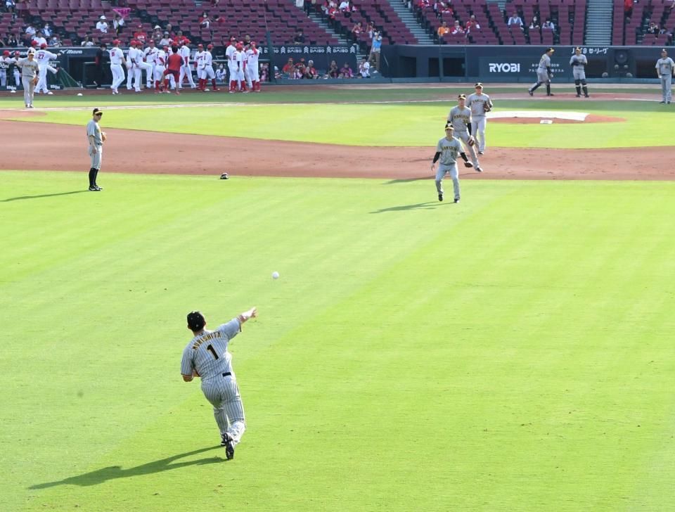 　シートノックでセンターの守備につく森下（１）＝撮影・飯室逸平