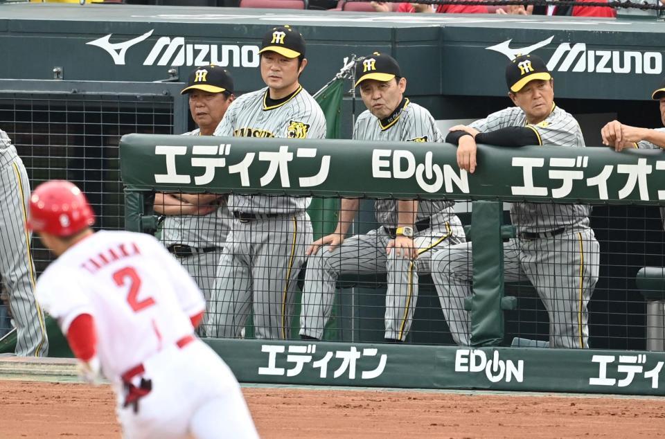 　１回、３ランを放った田中（２）をベンチから見つめる岡田監督（右から２人目）＝撮影・飯室逸平