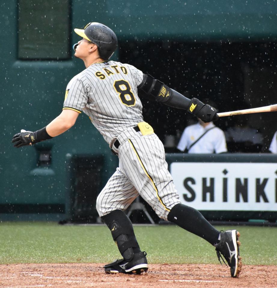 　２回、佐藤輝は右越えに３ランを放つ