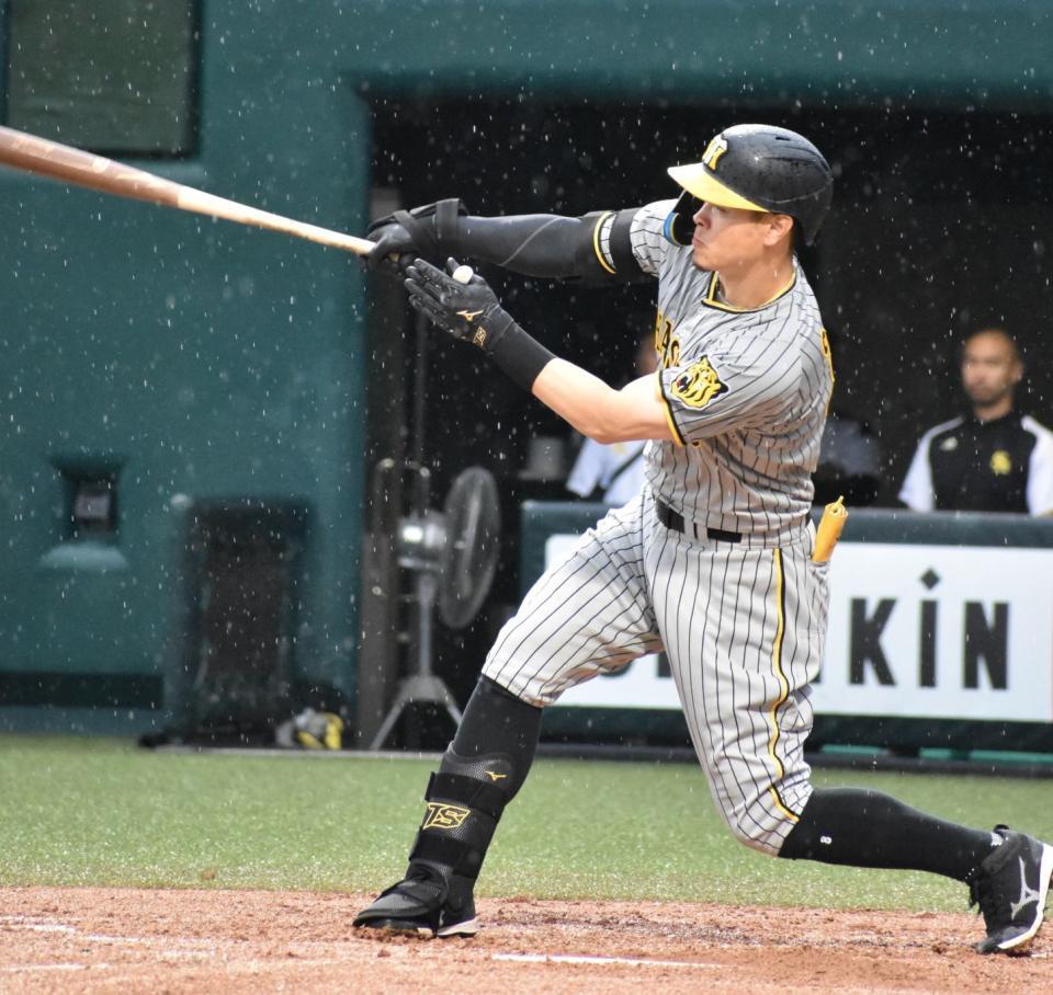 　２回、右越え３ランを放った佐藤輝